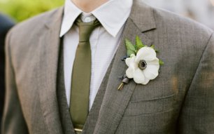 Бутоньерка жениха из цветка