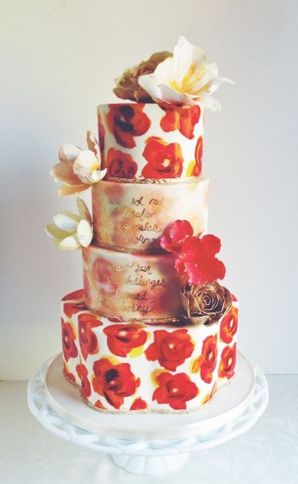 Свадебный торт, украшенный цветами и надписями