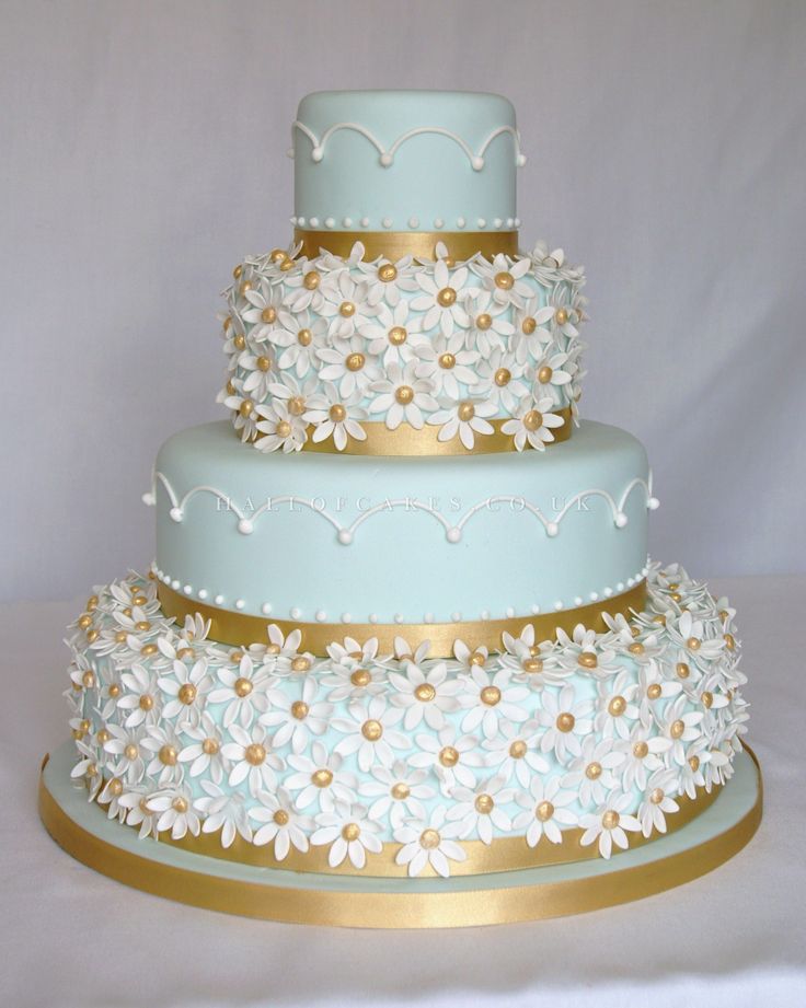 Свадебный торт с декором в виде ромашек