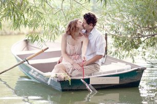 Фотосессия жениха и невесты в лодке