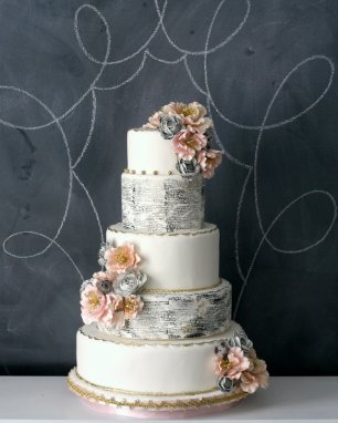 Торт, украшенный цветами