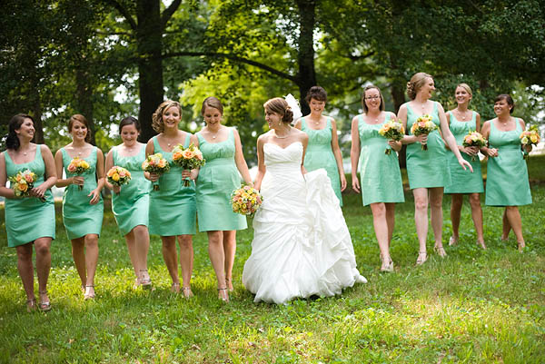Подружки невесты в платьях мятного цвета