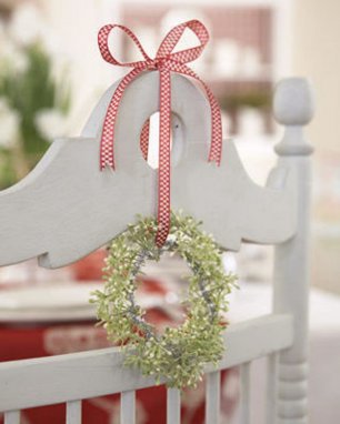 Декор стульев венками