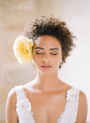 Цветы в прическе невесты