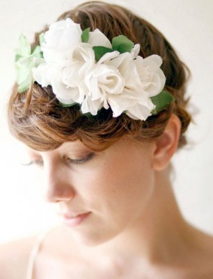 Цветы в прическе невесты
