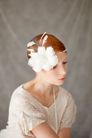 Цветы в прическе невесты