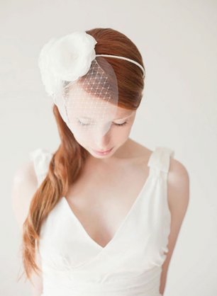 Цветы в прическе невесты