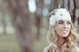 Цветы в прическе невесты