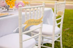 Декор стульев табличками