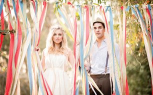 Фотосессия жениха и невесты с лентами