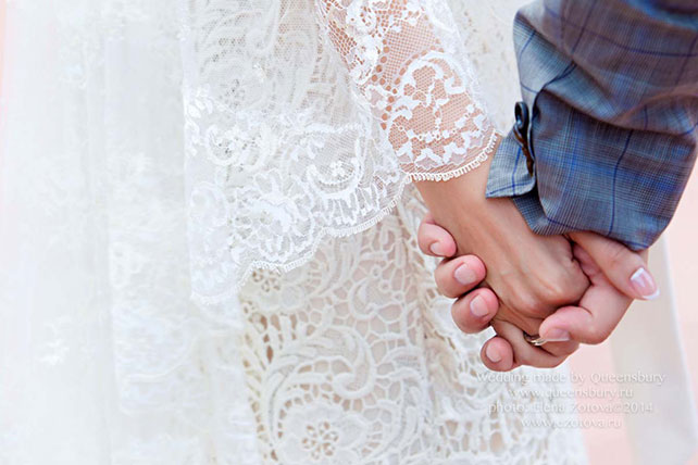 Жених и невеста держатся за руки, Юлия и Дмитрий: шикарная классическая свадьба с венчанием