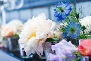 Живые цветы в декоре свадьбы, Юлия и Дмитрий: шикарная классическая свадьба с венчанием