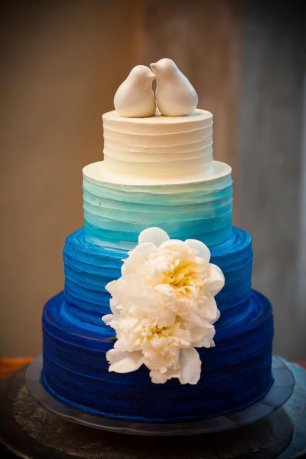 Свадебный торт с фигурками птиц и цветком