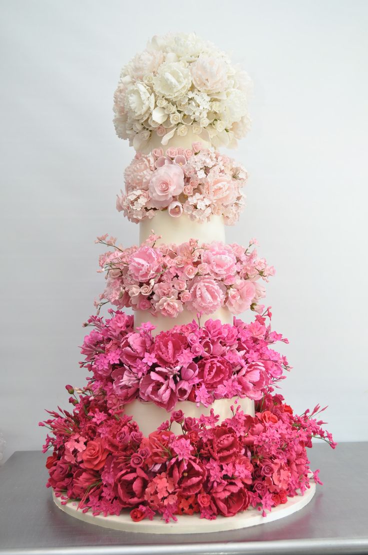 Свадебный торт с обильным декором из цветов