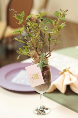 Оформление стола цветами в бокалах