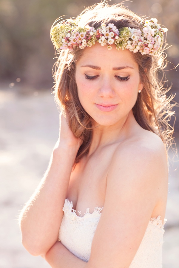 Венок из мелких цветов - аксессуар на голову для невесты