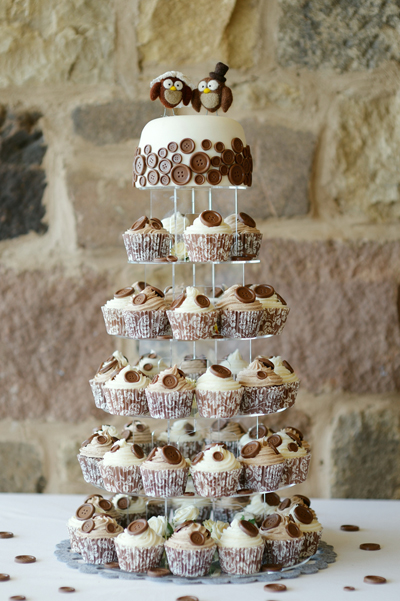 Свадебный торт из капкейков, украшенных пуговицами