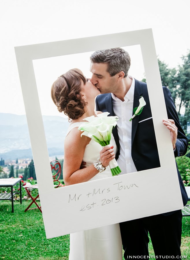 Деталь свадебной фотосессии - рамка в виде полароидного снимка