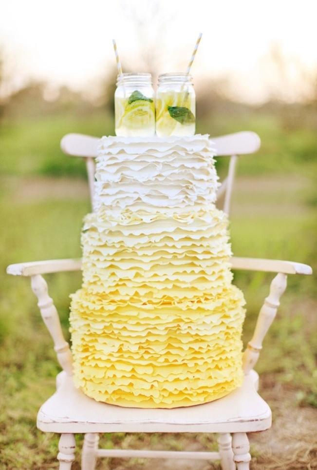Свадебный торт, украшенный напитками