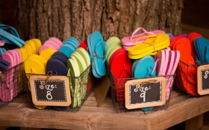 Оригинальные подарки для гостей - шлепанцы