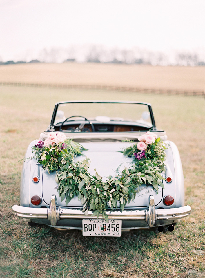 Ретро-автомобиль на свадебной фотосессии