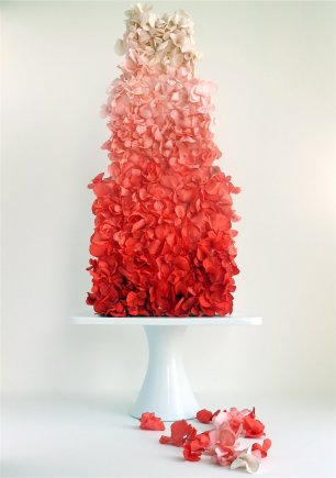 Свадебный торт, украшенный "лепестками роз"