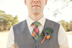 Галстук жениха и бутоньерка в клетку