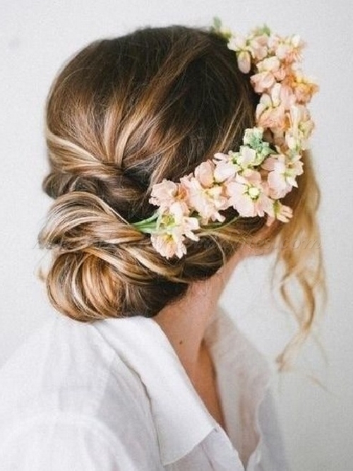 Прическа невесты в стиле рустик, украшенная цветами