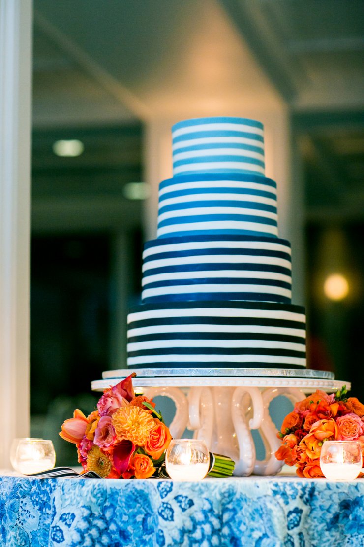 Свадебный торт с горизонтальными полосками