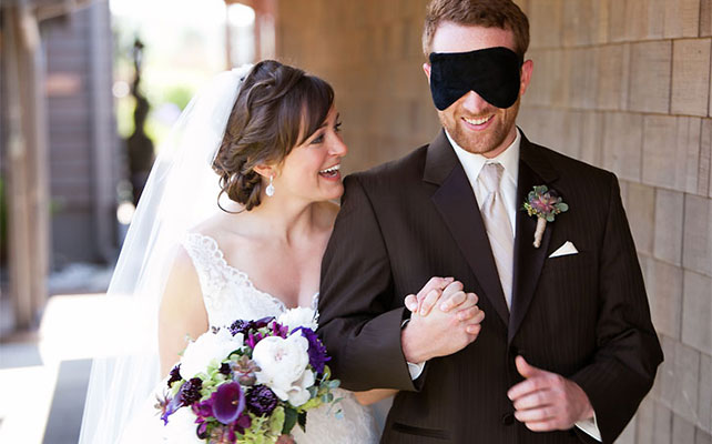 Свадебная фотосессия: жених с повязкой на глазах
