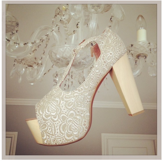 Туфли невесты с кружевными вставками