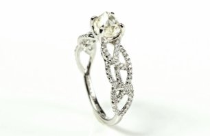 Кольцо с камнями разных размеров