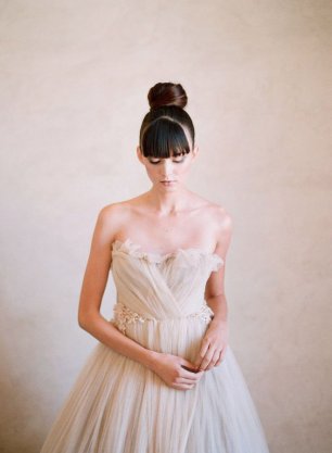 Прическа с челкой для невесты