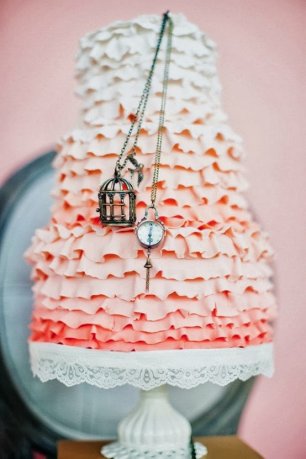 Свадебный торт с металлическим украшением