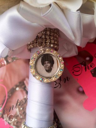 Букет невесты с украшением