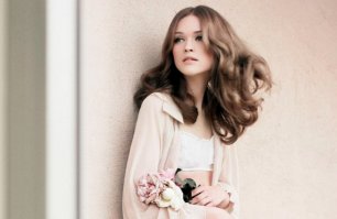 Образ невесты: укладка волнами и макияж со стрелками