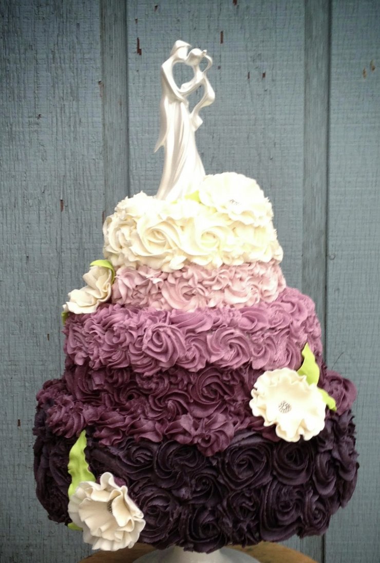 Свадебный торт с розами из крема