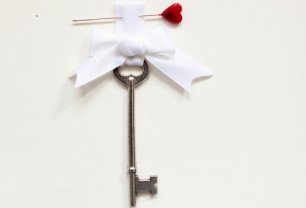 Бутоньерка жениха с ключом