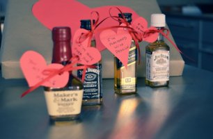 Алкогольные напитки, украшенные валентинками