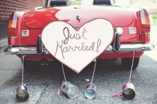 Ретро-автомобиль на свадебной фотосессии