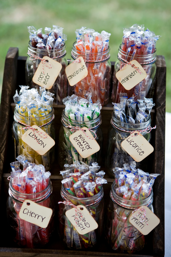 Разноцветные конфеты на сладком столе