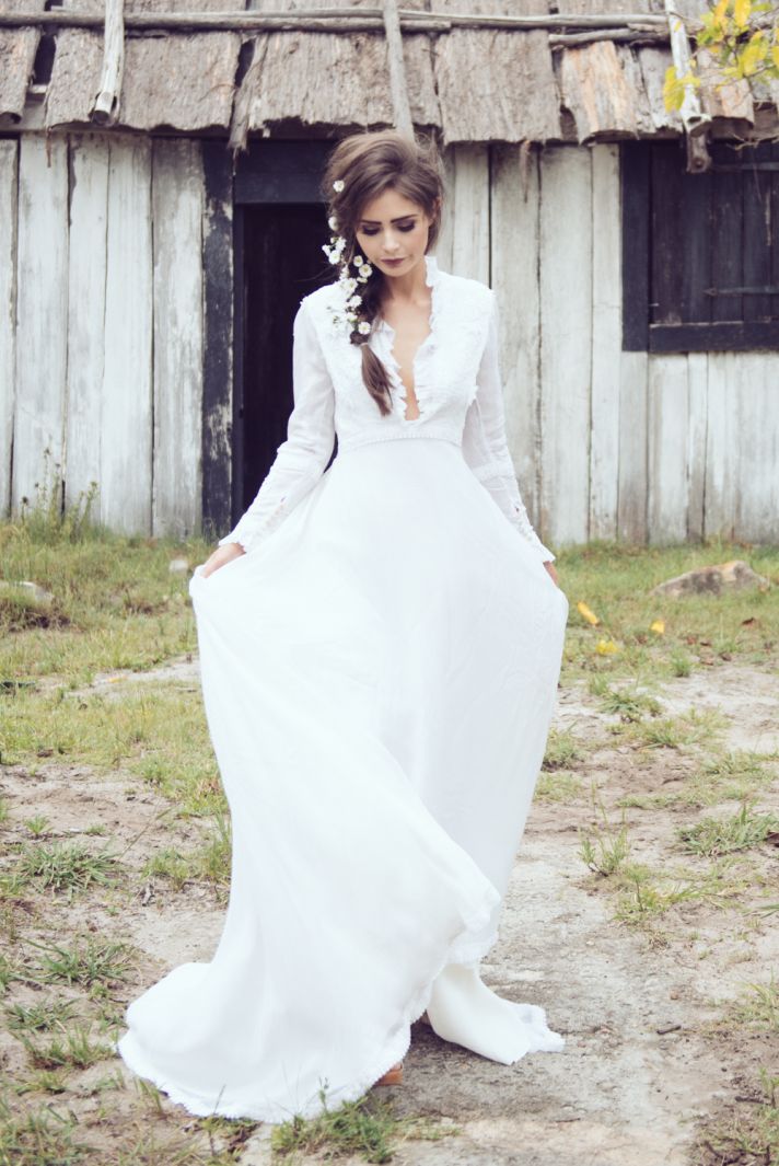 Платье невесты с глубоким декольте и длинными рукавами