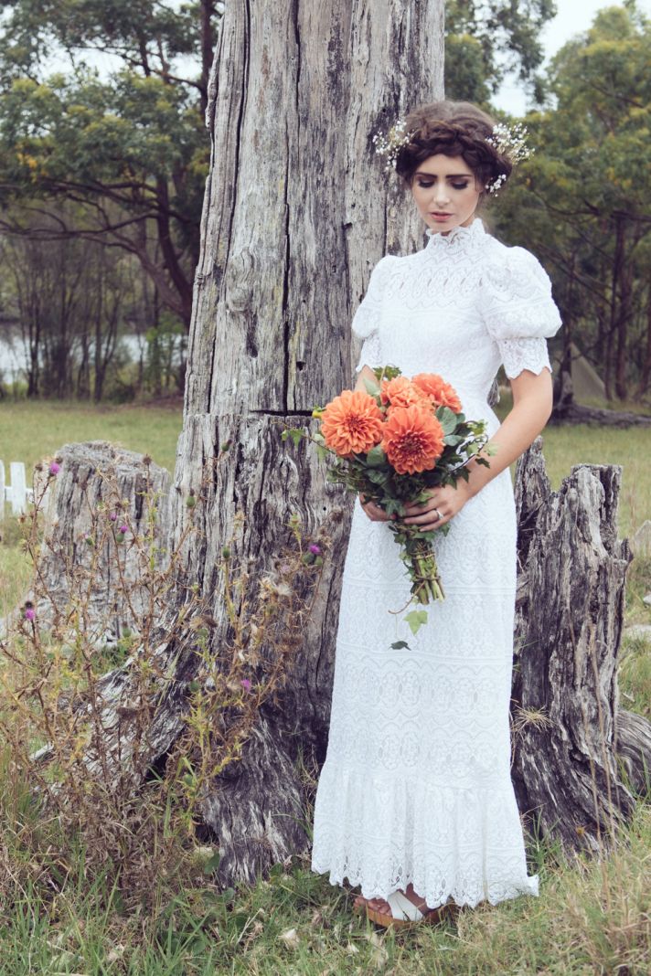 Платье невесты с высоким воротником
