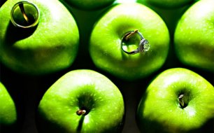 Кольца среди яблок