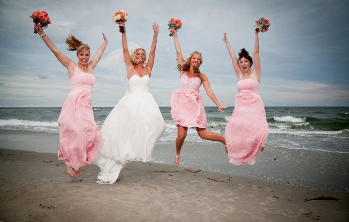 Подружки невесты на пляже