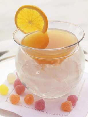 Подача напитка в емкости со льдом