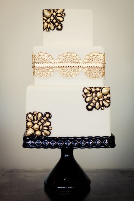 Свадебный торт с декором из кристаллов