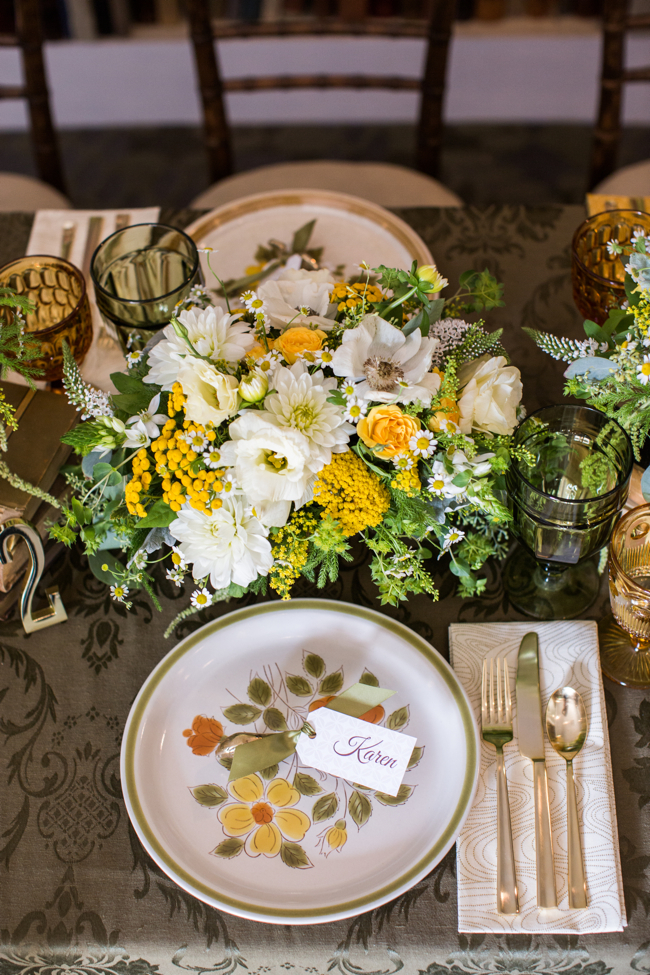 Тарелки на столе с цветочной росписью