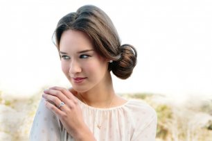 Прическа невесты - пучок сбоку