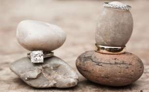 Кольца на камнях